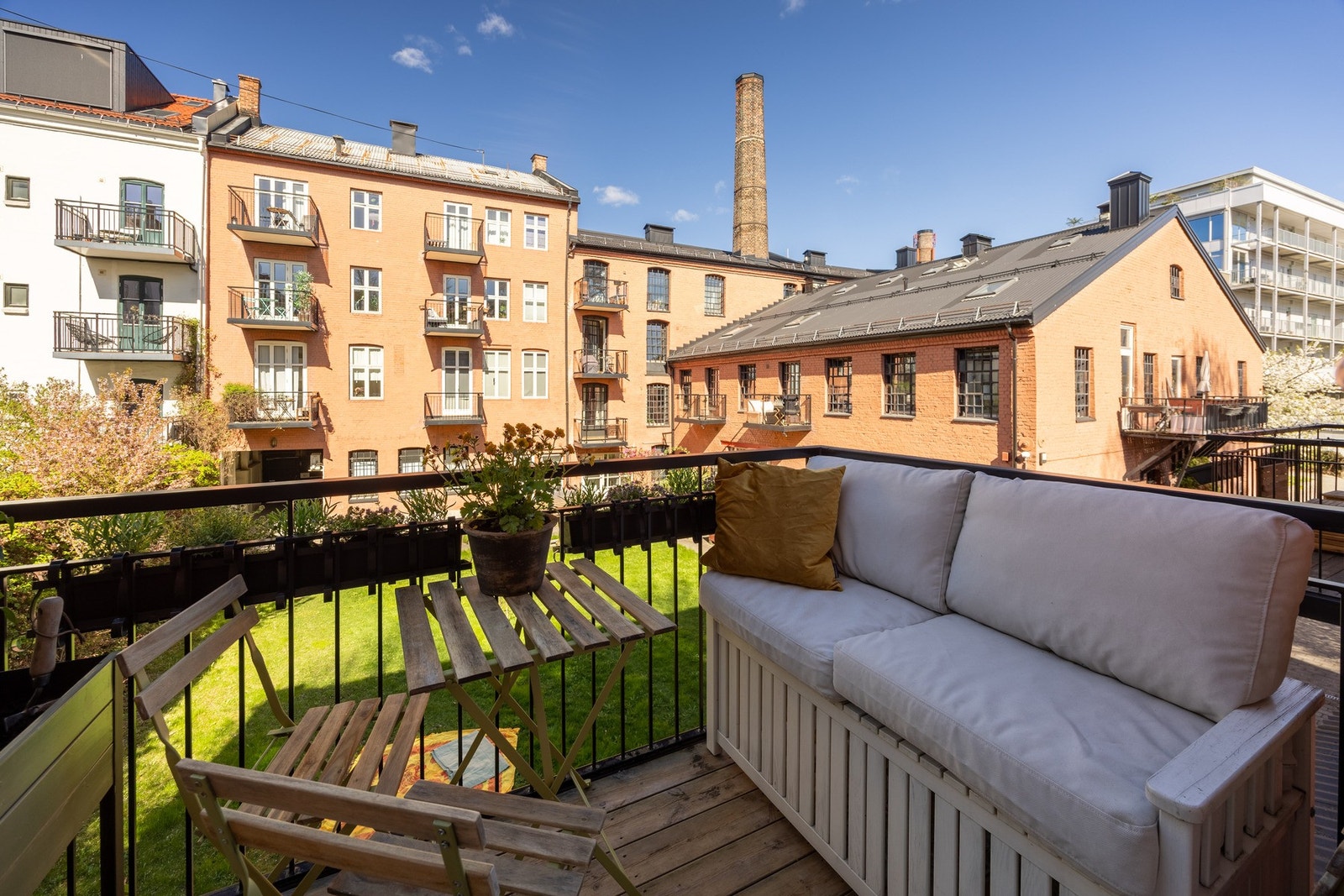 Fra stuen er det utgang til balkong. Galleribilde