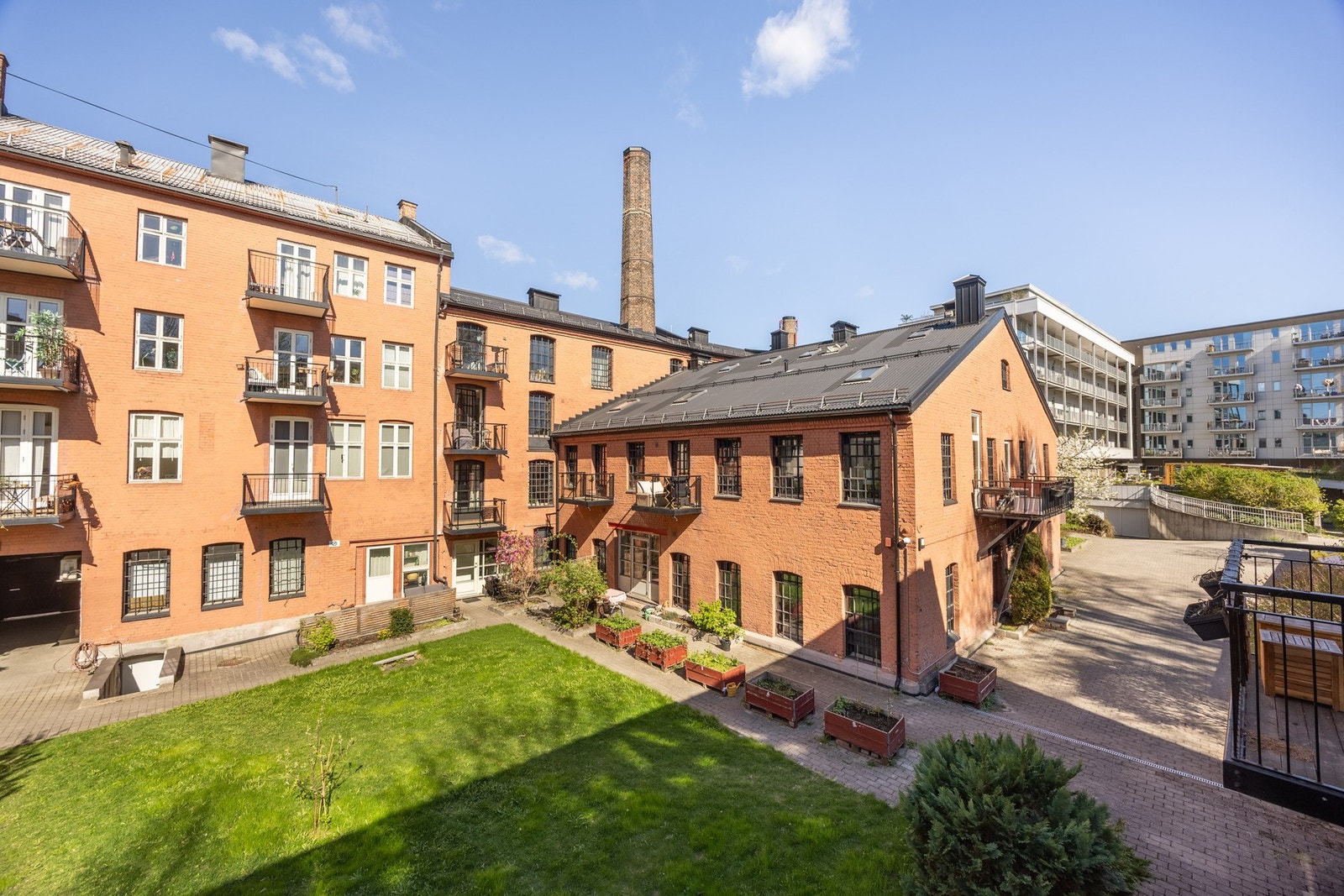 en opprinnelige fabrikkens særpreg er bevart med teglsteinsfasade og store vinduer, som gir leiligheten sjarm og særpreg. Galleribilde