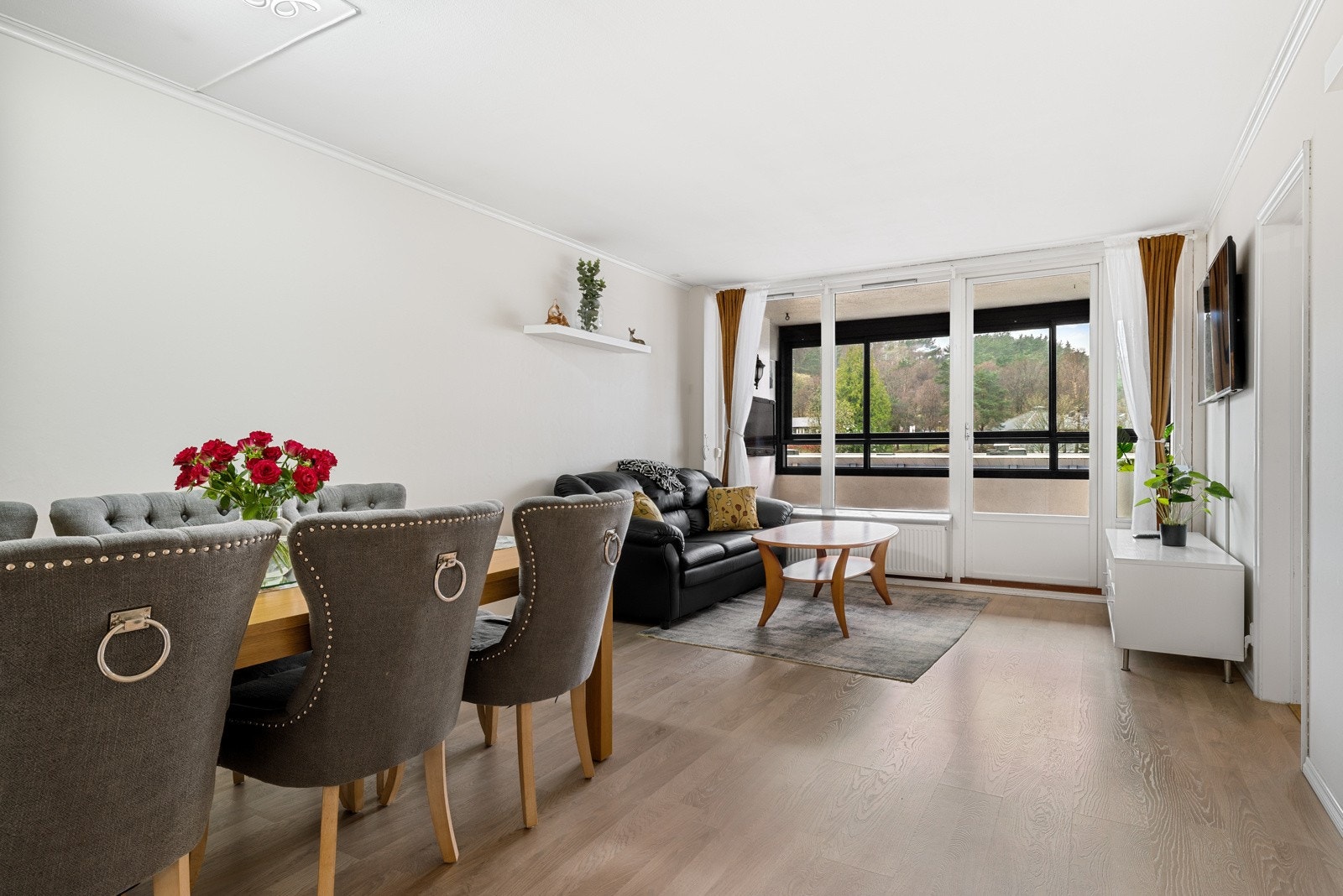 Velkommen til Vadmyrveien 4 - Lys og romslig 3-roms leilighet i byggets 5 etasje. Galleribilde