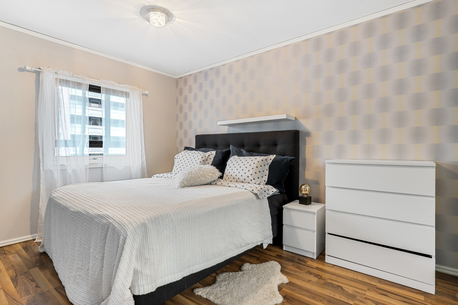 Leiligheten har to soverom. Dette rommet er på 13,2 kvm med god plass til både dobbeltseng, nattbord og garderobeløsning. Galleribilde