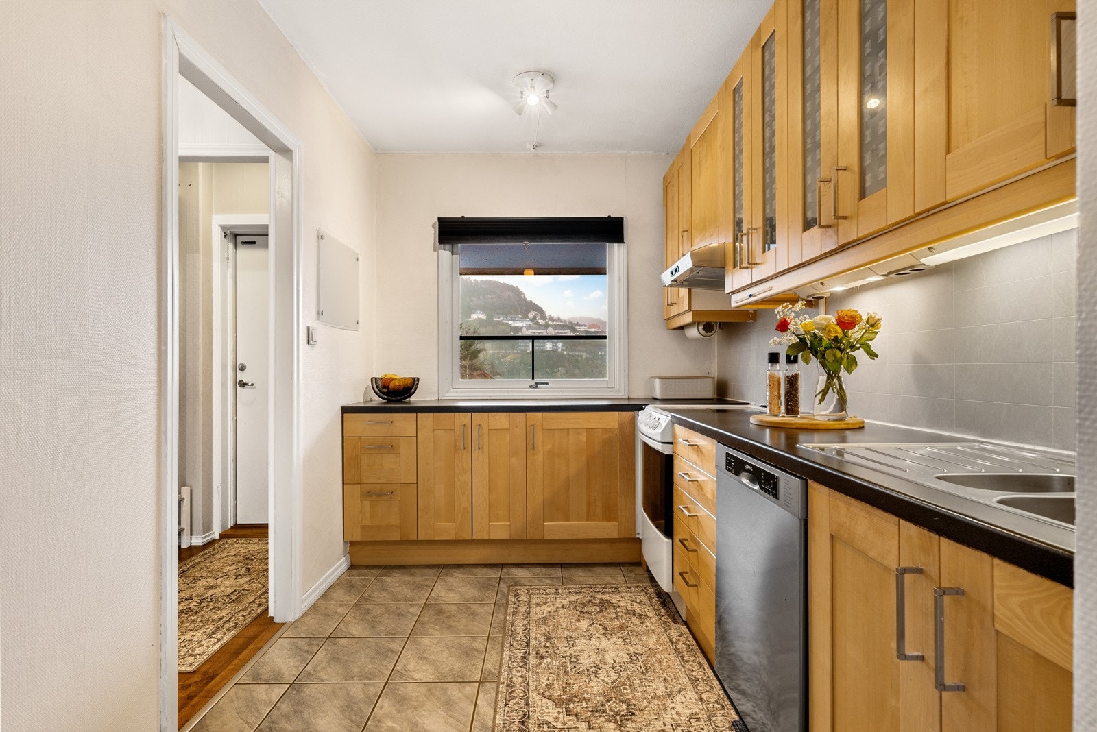 Hvitevarer som følger med i salget er kjøl/fryseskap, oppvaskmaskin og komfyr. Galleribilde