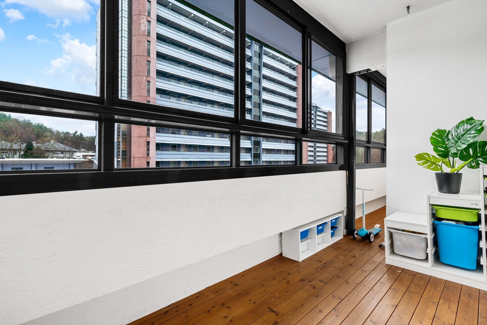 Fra stuen er det utgang til vestvendt innglasset balkong med gode sol- og utsiktsforhold. Galleribilde