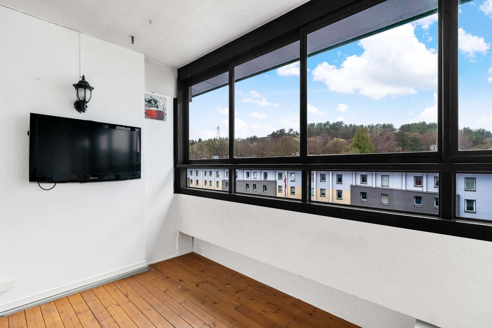 Balkongen kan benyttes gjennom hele året med god plass til ønsket innredning. Galleribilde