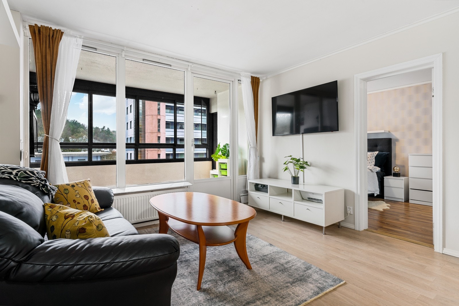 Rommet har god plass til både sofa- og spisegruppe. Galleribilde