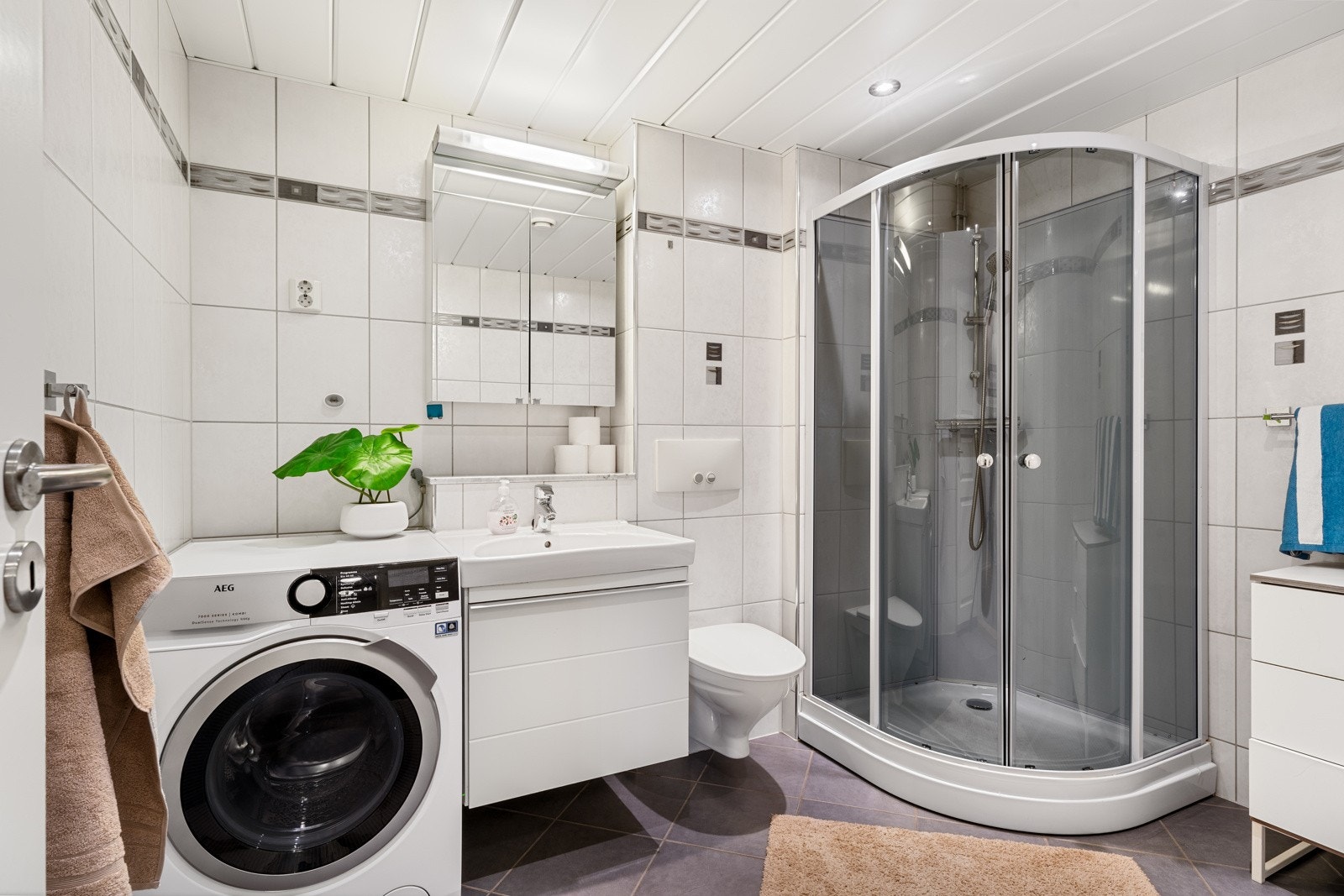 Helfliset bad i tidløse farger, med varmekabler i gulvet. Galleribilde