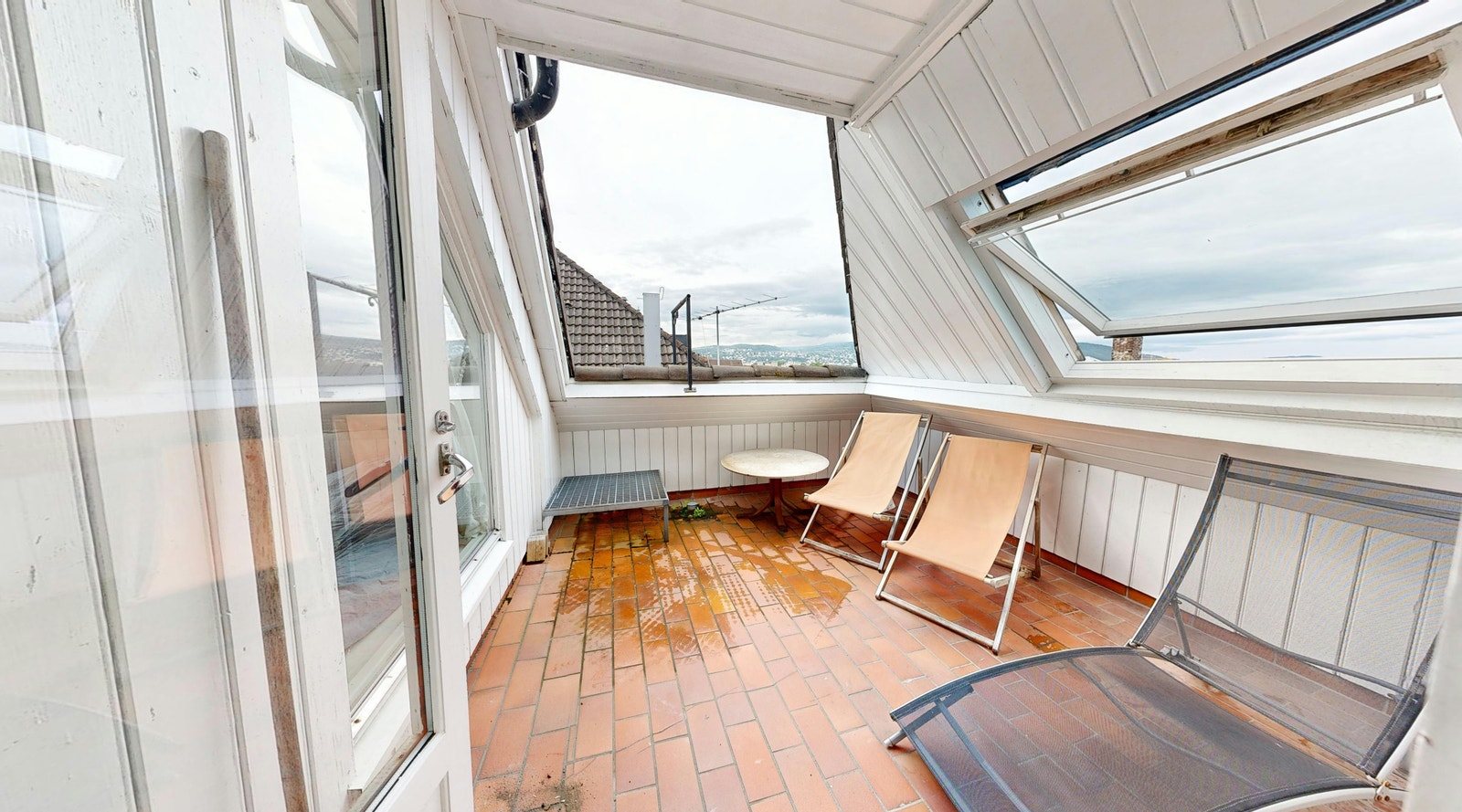 Her kan dere sitte ute i sol og regn. Mange innredningsmuligheter. Galleribilde