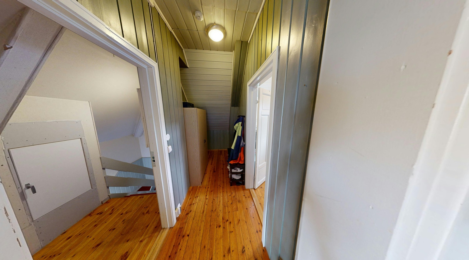 Stort inngangsparti med god plass til yttertøy og sko Galleribilde