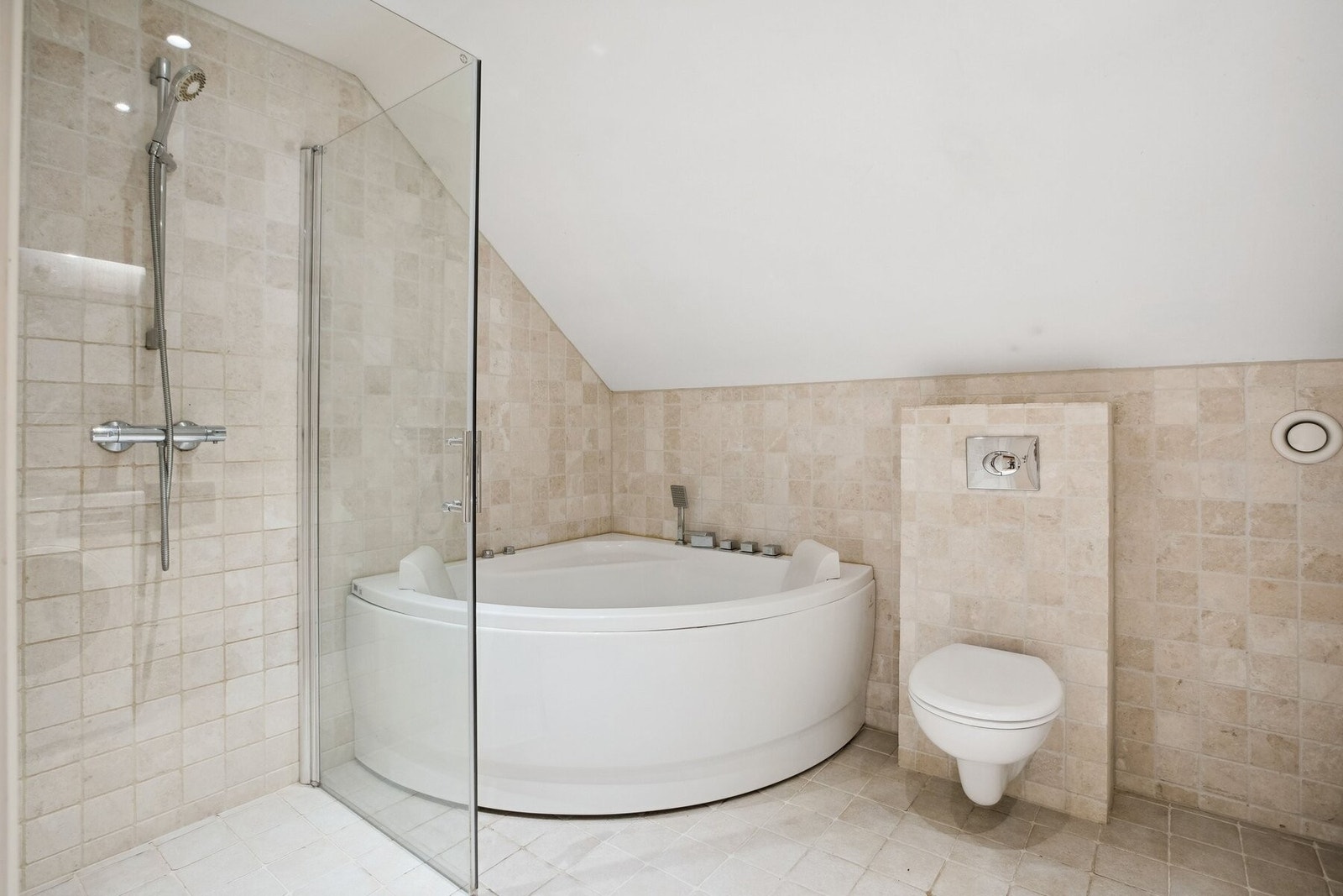 Pent flislagt bad med både dusjsone og badekar Galleribilde