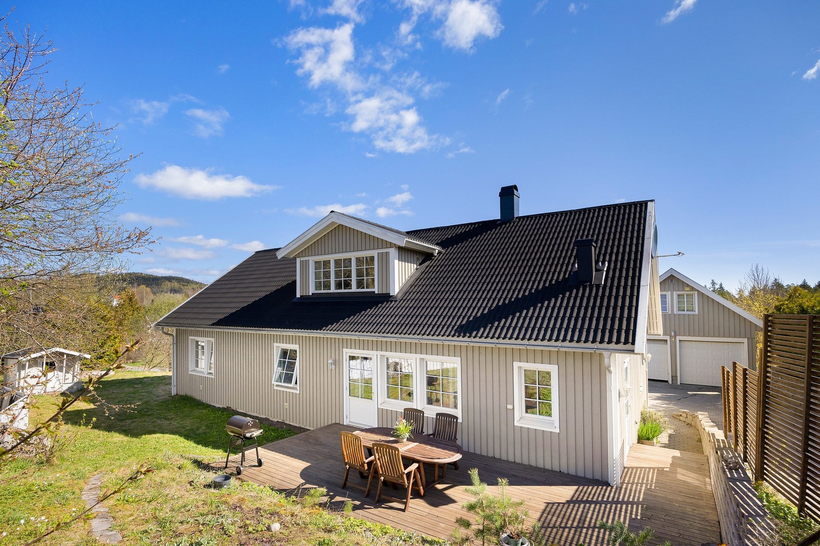 Boligen er horisontaldelt men begge har inngang i 1.etg. Galleribilde