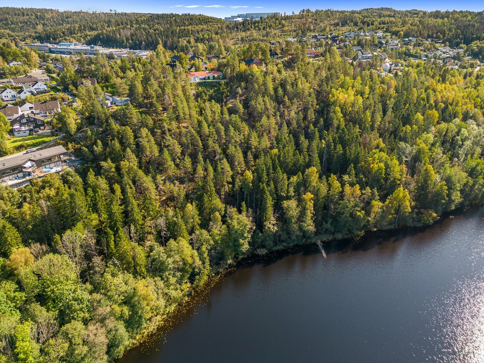 Her kan du bo i naturskjønne omgivelser, men allikevel med gangavstand til skole, barnehage og Vinterbrosenteret. Galleribilde