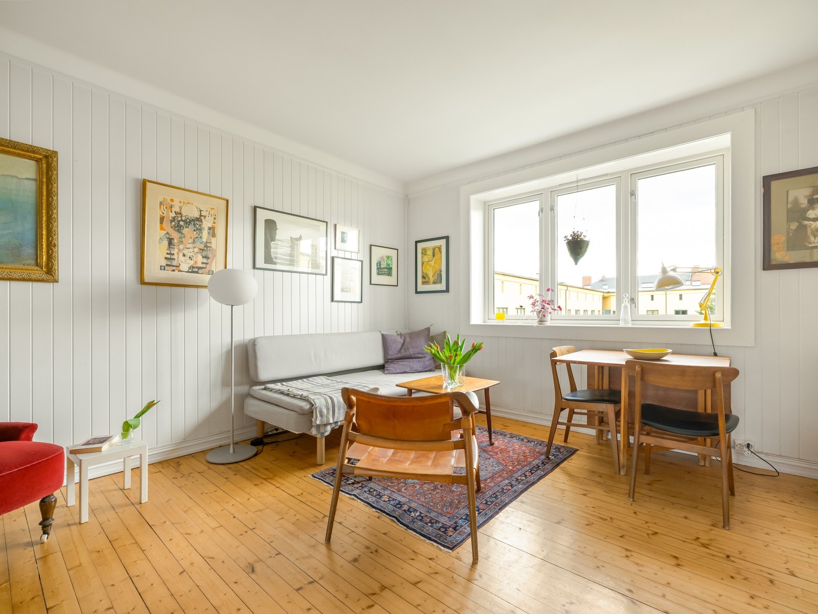 Dette er en ordentlig romslig og god stue, med fint utsyn til bakgården. Galleribilde