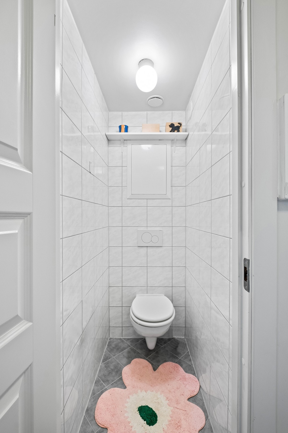 Praktisk wc-rommet med lyse fliser Galleribilde