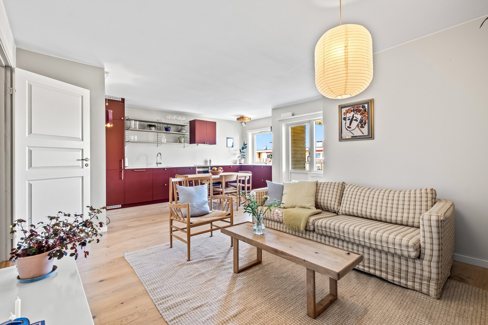 Her er det fin plass til sofagruppe, lenestoler og tv-/ mediestasjon Galleribilde