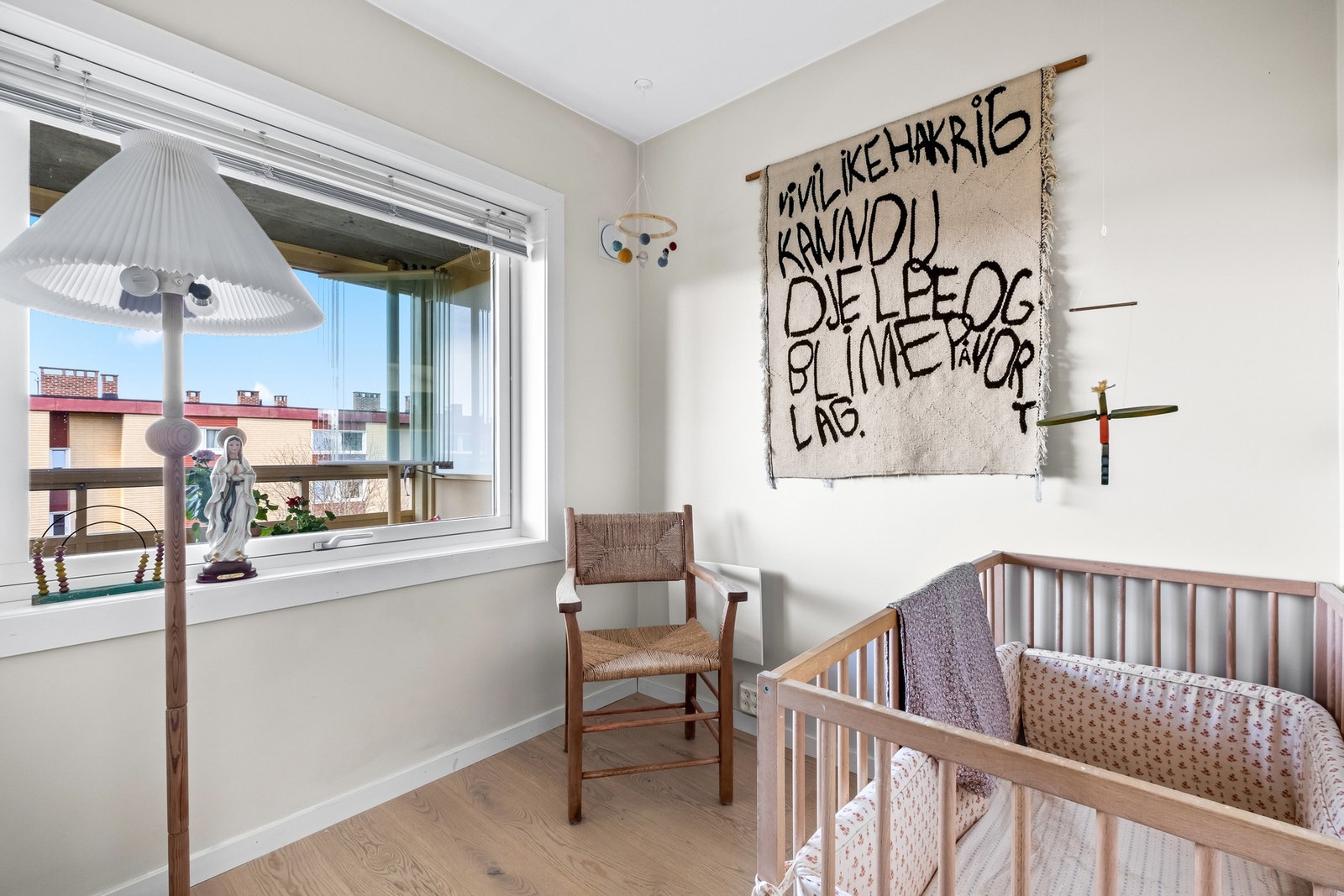 Det var opprinnelig to gode soverom i leiligheten, og i 2024 ble det etablert et ytterligere rom i en del av stuen Galleribilde