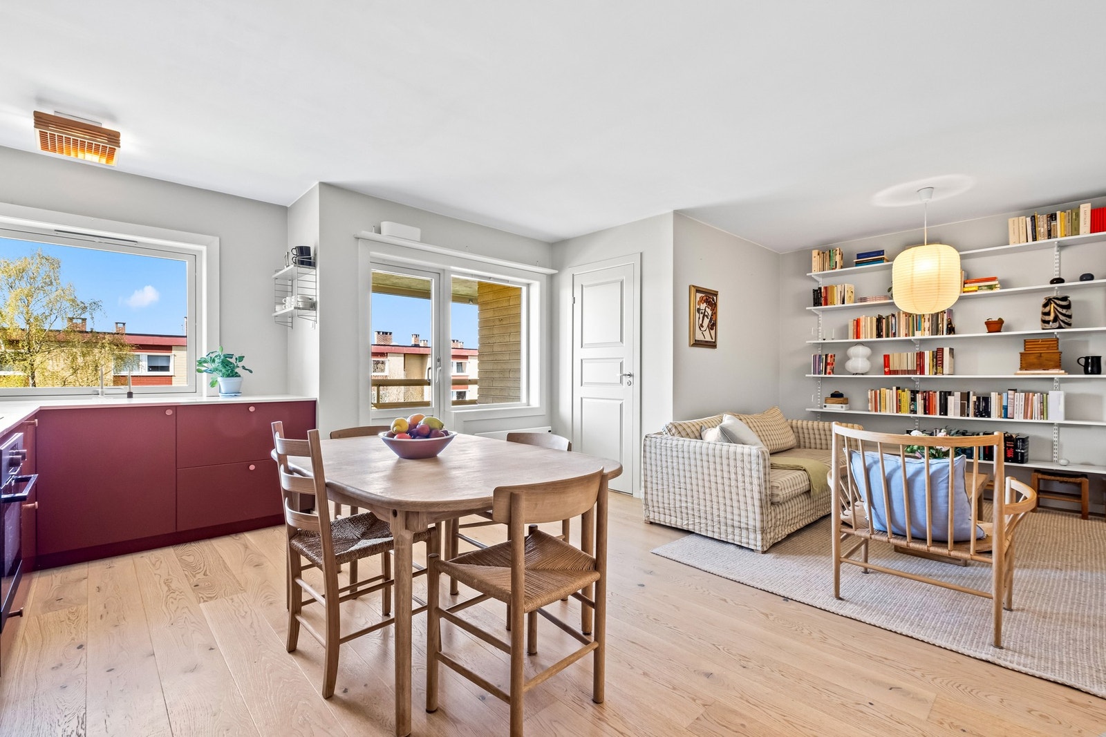 Videre er kjøkkenet utstyrt med integrerte hvitevarer som oppvaskmaskin, kjøl-/fryseskap, stekeovn og induksjonstopp, samt ventilator, komfyrvakt og god arbeidsbelysning Galleribilde