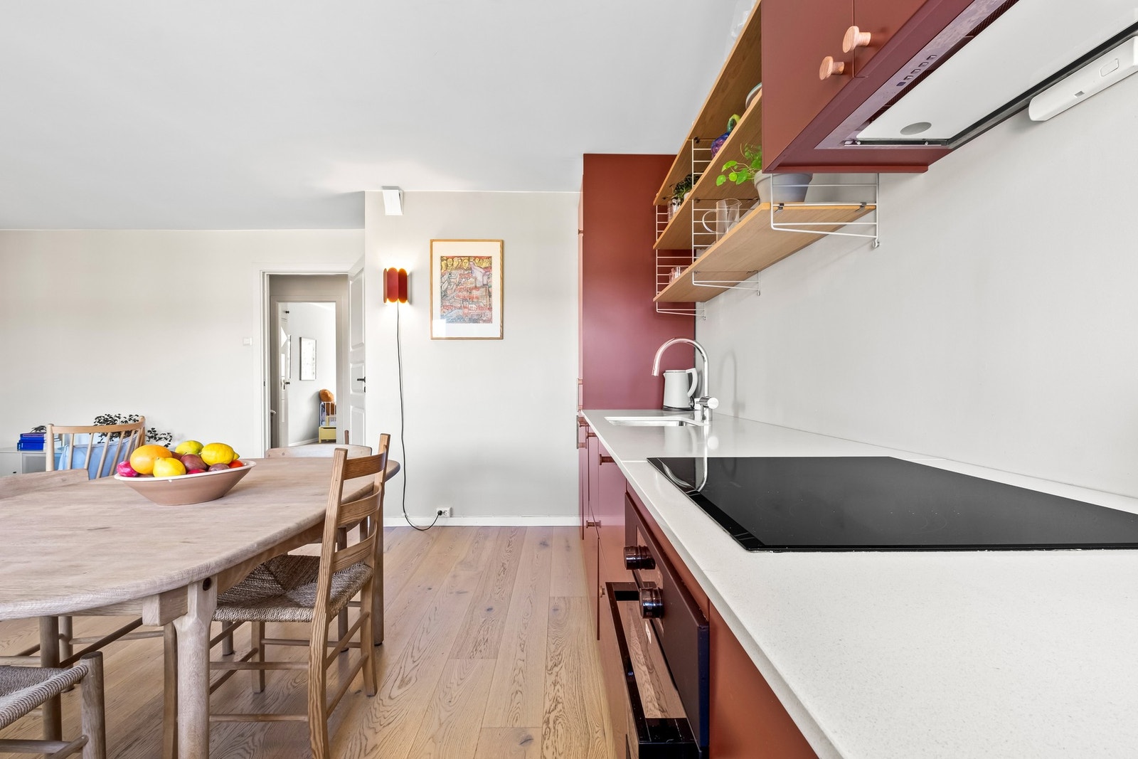 Allrommet ble oppgradert med nytt, hvitpigmentert eikeparkettgulv i 2022 Galleribilde