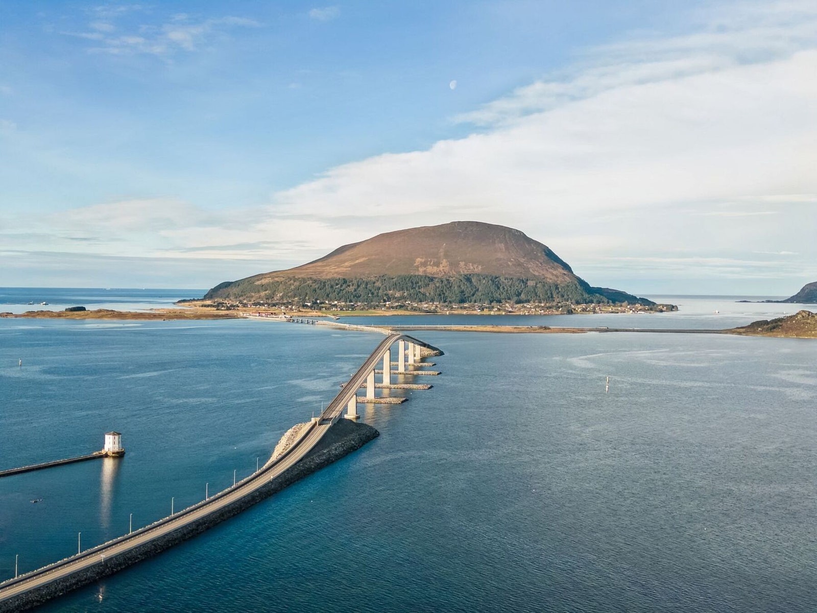 Den nye brua over til fastlandet bidrar til lettere tilkomst til Lepsøya. Galleribilde
