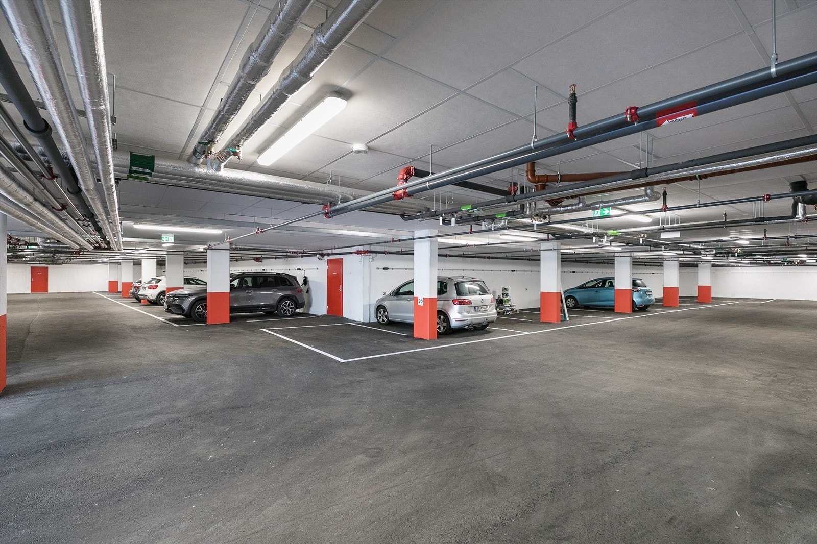 Leiligheten disponerer plass i felles garasjeanlegg. Galleribilde