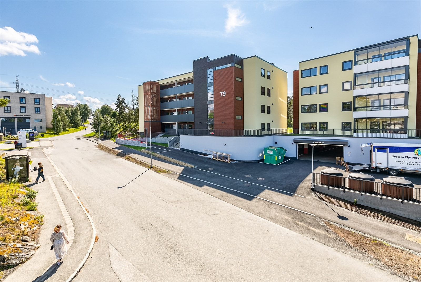 Til garasjeanlegget er det enkel inn- og utkjøring. Galleribilde