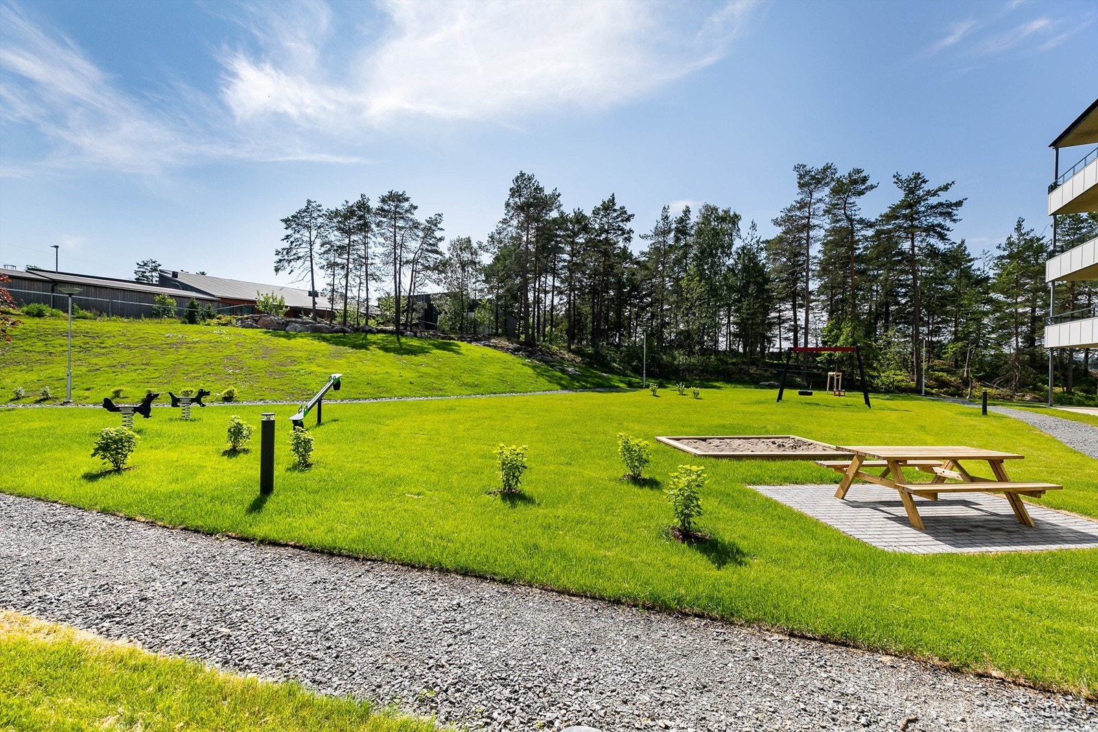 På terrassen sees utsyn til tunet hvor det er både lekeapparater, sittegrupper og stor tumleplass for beboerne. Galleribilde
