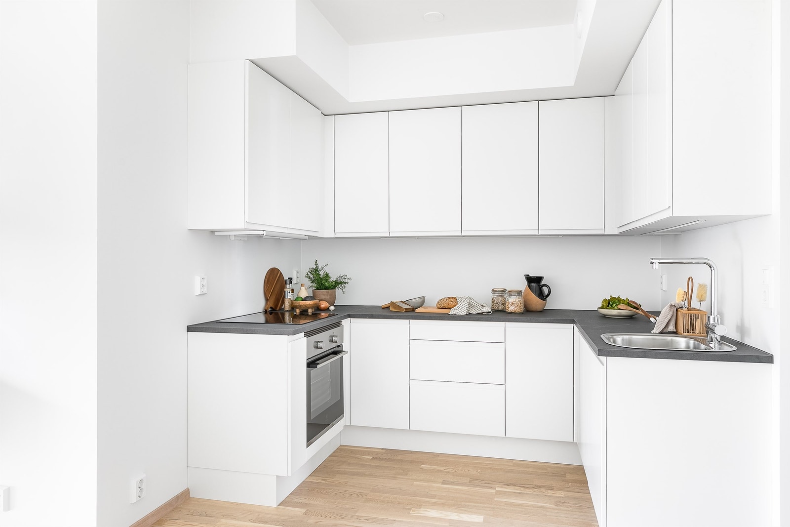 Kjøkkenet har innredning fra Sigdal med praktisk utforming og stilren fremtoning. Galleribilde