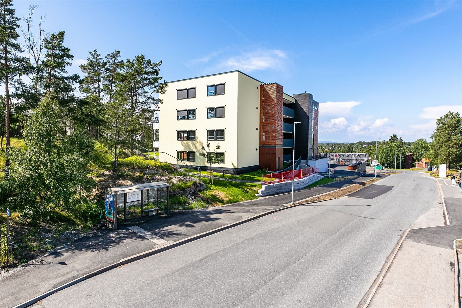 Bussholdeplasser finnes allerede i gaten rett utenfor. Galleribilde