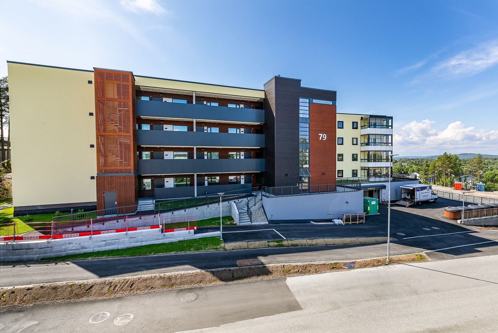 Leiligheten har adkomst til egen ytterdør, fra bakkenivå. Heis i bygget gir enkel tilgang til alle etasjer, garasjeanlegget inkludert. Galleribilde