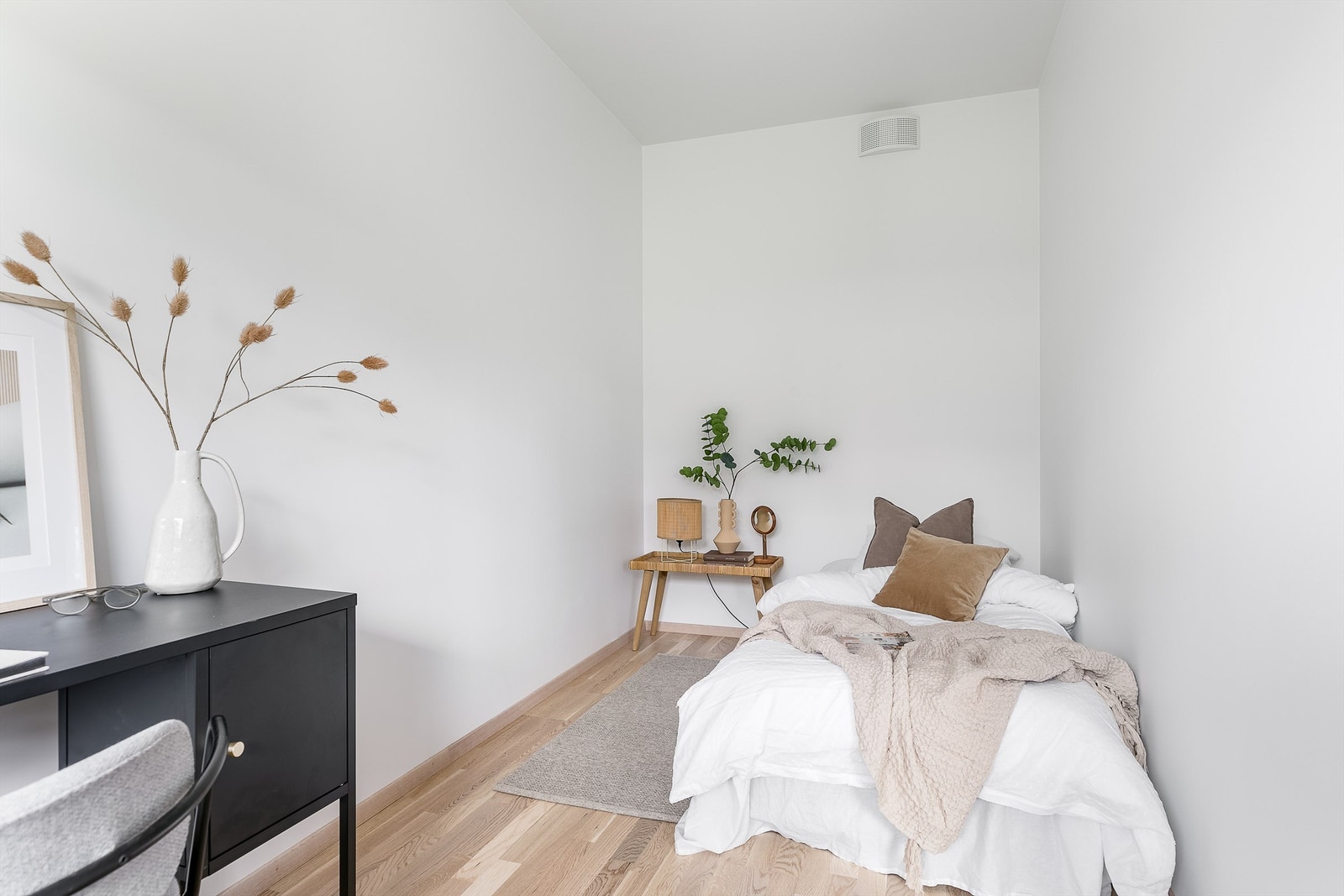 Med ca. 8 kvm. gulvflate er soverommet ved stuen et naturlig barne-/gjesterom. Galleribilde