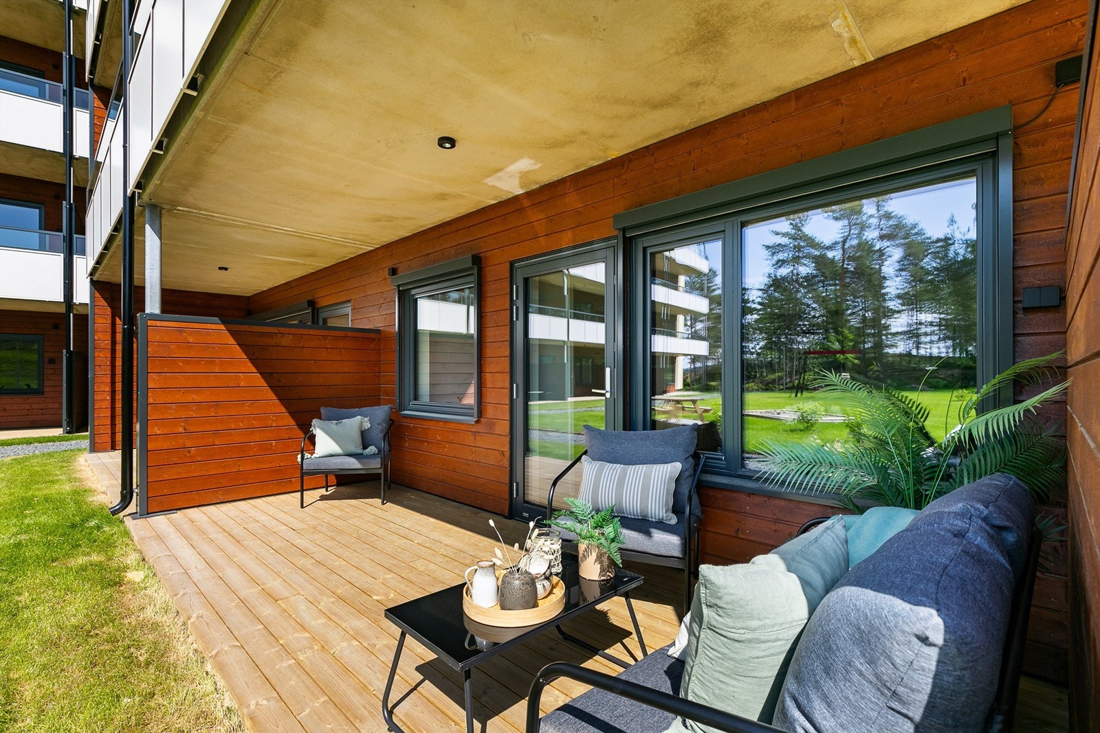 Sommerstid titter solen ned mot terrassen fra ettermiddag til kveld. Galleribilde