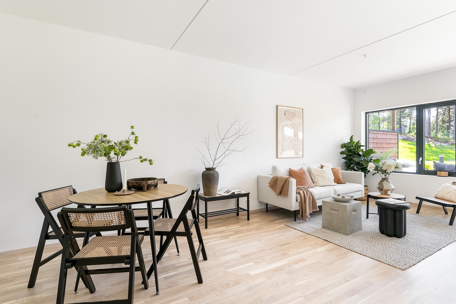 Leiligheten er gjennomgående i første etasje, terrassen orientert i vestlig retning. Galleribilde