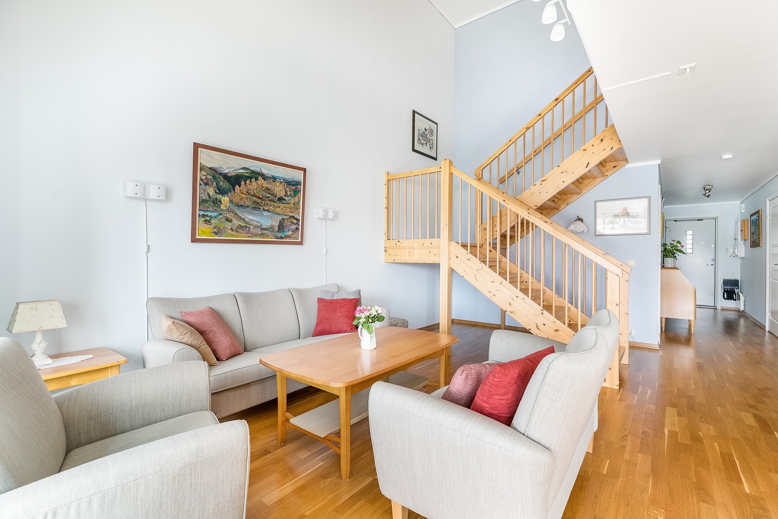Himling åpen mot andre etasje over del av stuen er et arkitektonisk grep med betydelig positiv innvirkning på romfølelsen. Galleribilde