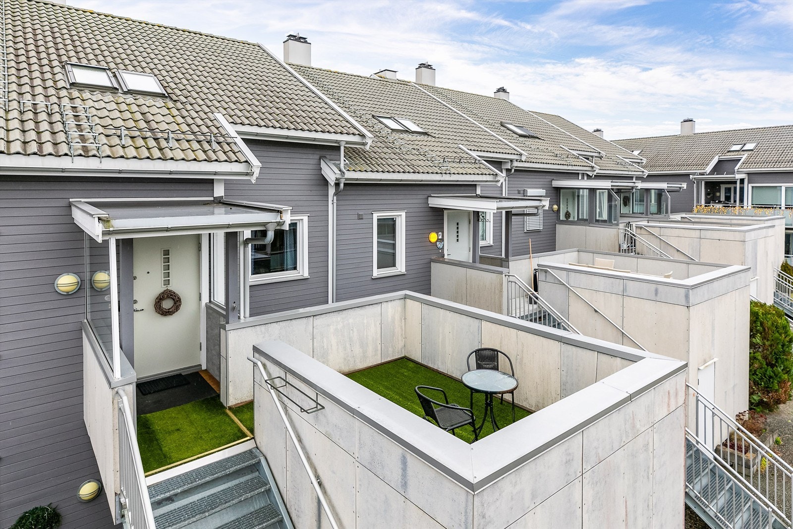 Leiligheten inneholder to etasjer og har i tillegg uteplasser på begge sider som gir tilgang til solen dagen gjennom. Galleribilde