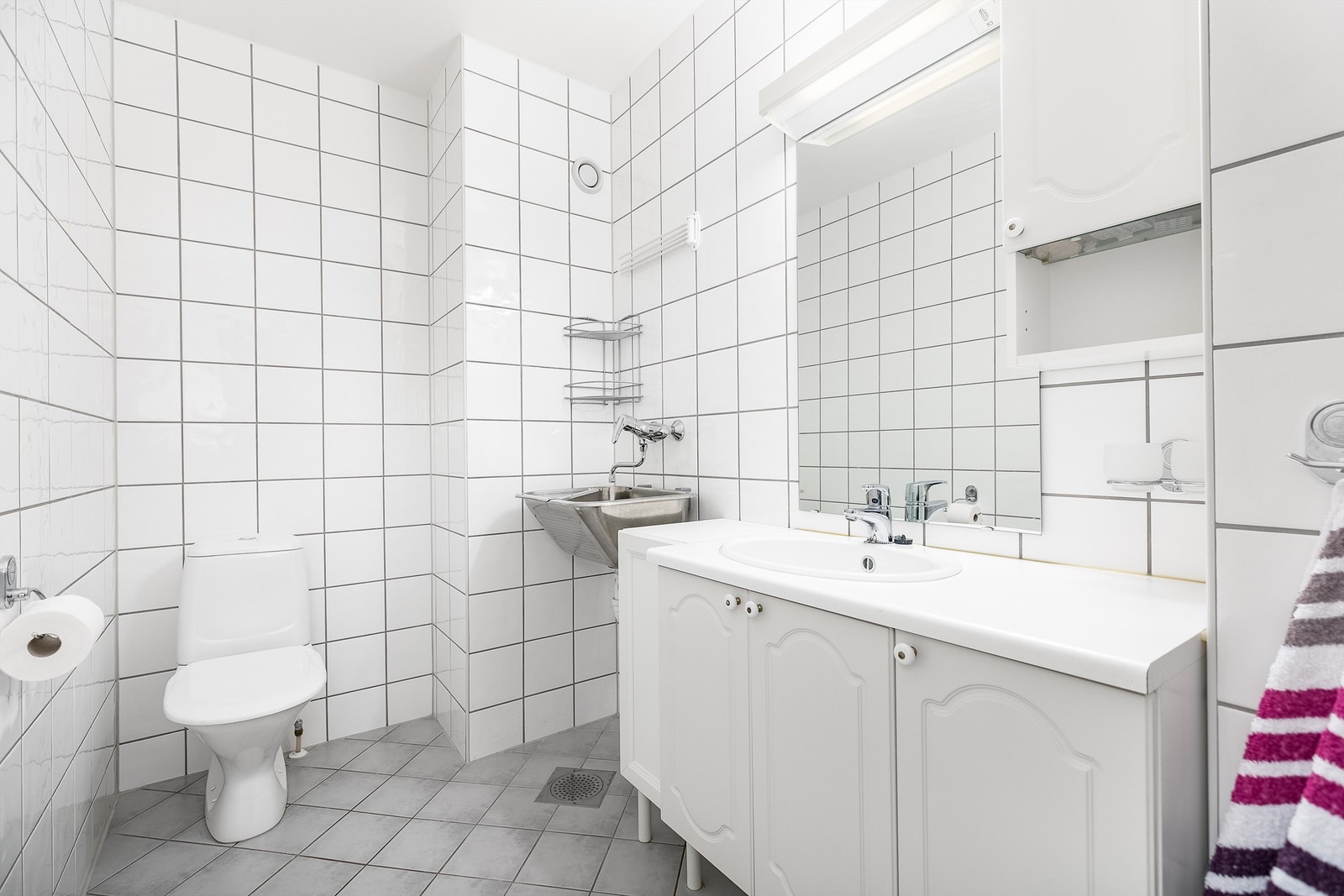 Badet i andre etasje er i dag uten dusjmulighet, men tilrettelagt for tilkobling av dusjhjørne/-kabinett. Galleribilde