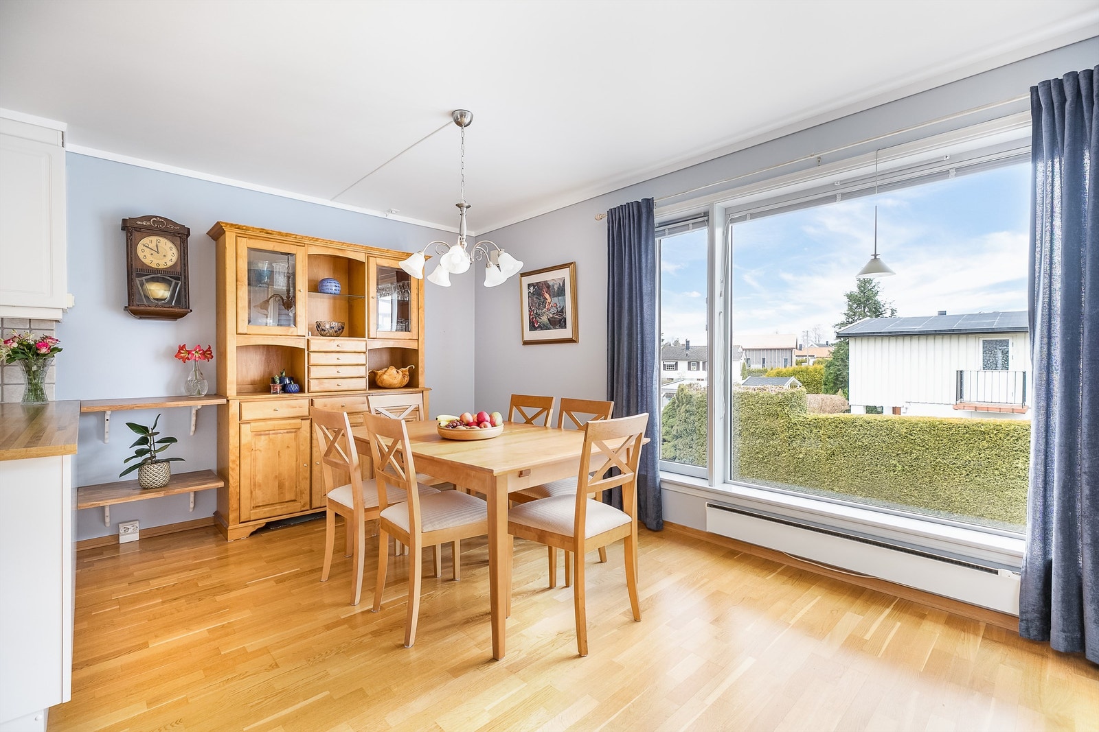 Stuen og kjøkkenet utgjør til sammen en stor sosial sone der familien får god plass til felles opphold og ulike sammenkomster. Galleribilde