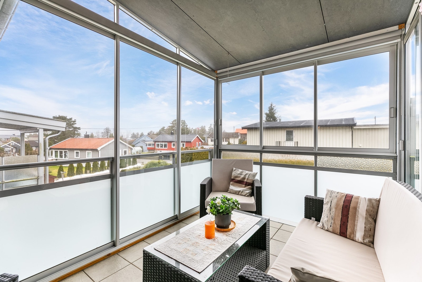 Skogveien 61H formidles av Krogsveen. Flott leilighet med vestvendt solfylt veranda. Velkommen til visning! Galleribilde