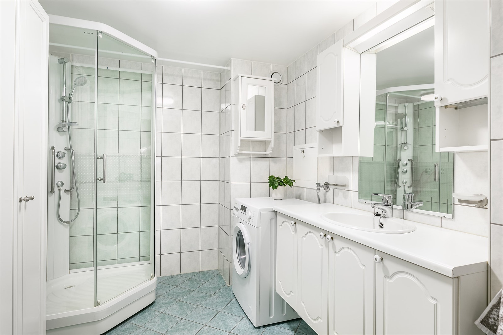 Bad i begge etasjer er blant romløsningens fremste kvaliteter. Størst er badet i første etasje, som også har avsatt plass til vaskemaskin. Galleribilde