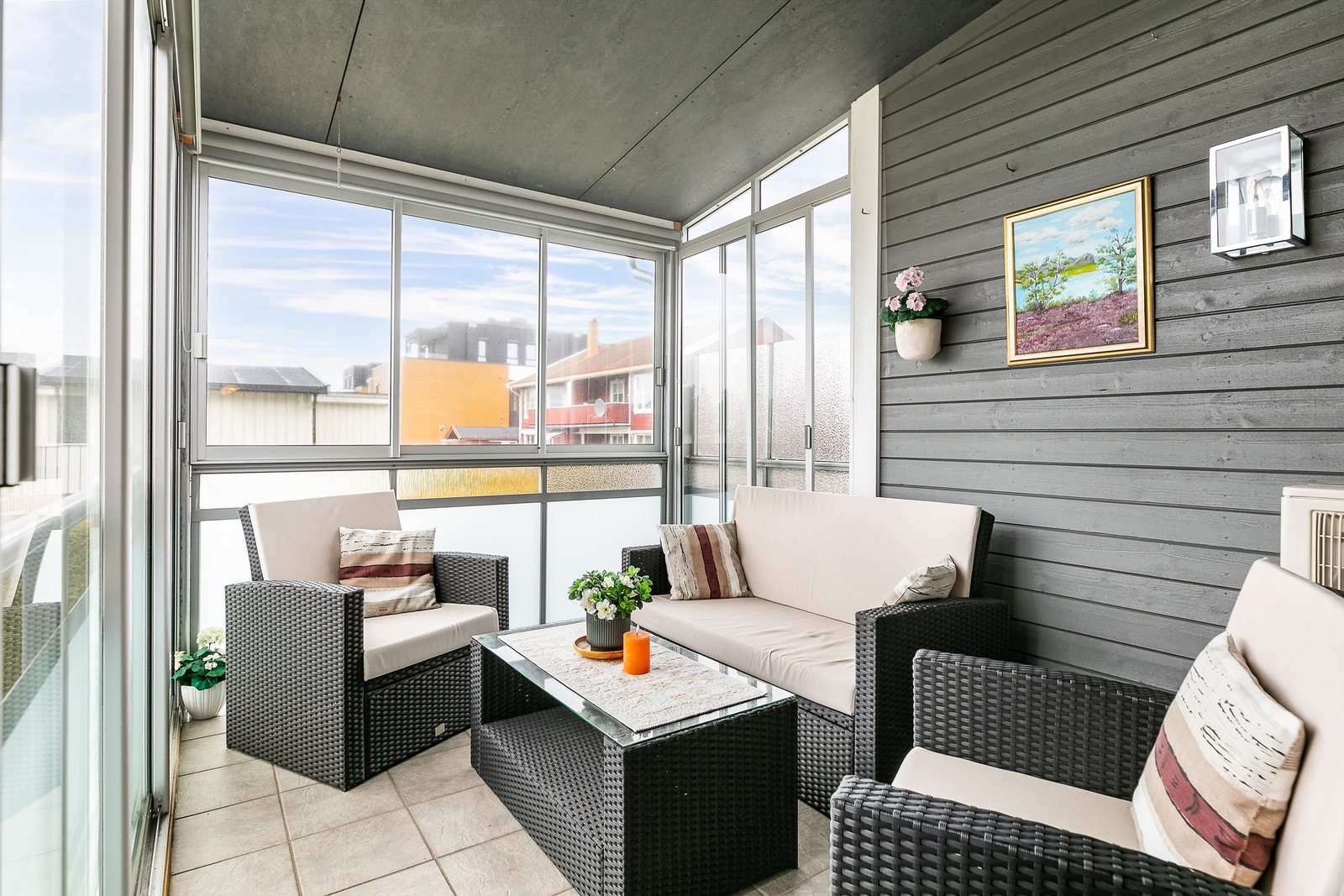 Leilighetens innglassede veranda er i likhet med inngangspartiets terrasse på ca. 10 kvm. Galleribilde