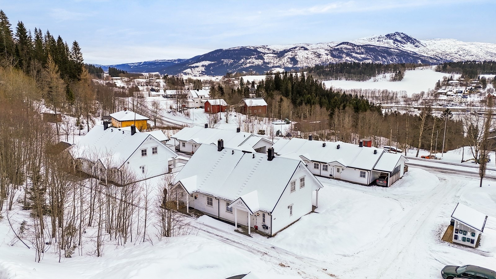 Borettslaget er veldrevet og er på totalt 10 andeler. Felles avfallsplass, postkassestativ og det brøytes vinterstid. Biloppstillingsplasser for besøkende. Galleribilde