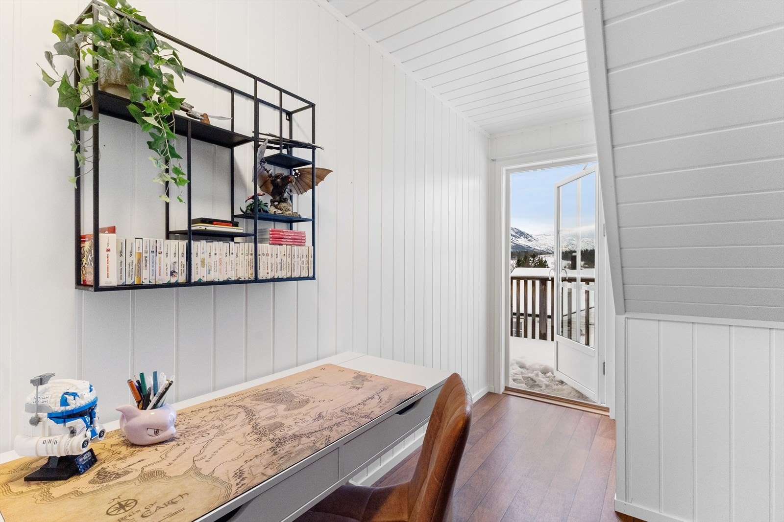 Fra loftsetasjen er det utgang til sør-vest vendt terrasse på ca. 5kvm fra to soverom. Dette er fra soverom 3, og herfra er det utsikt mot fjorden. Galleribilde