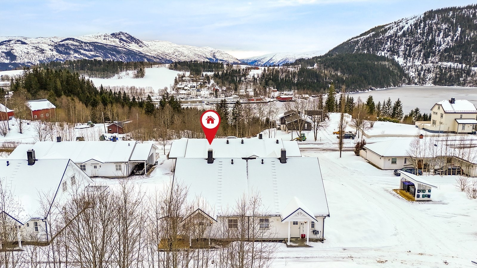 Gangavstand til barneskole, barnehage og boligens fasade er i all hovedsak vendt mot sør-vest, noe som gir svært gode solforhold(se solur lenger bak i bilderekkefølgen) Det er også utsikt mot fjorden fra loftsetasjen. Galleribilde
