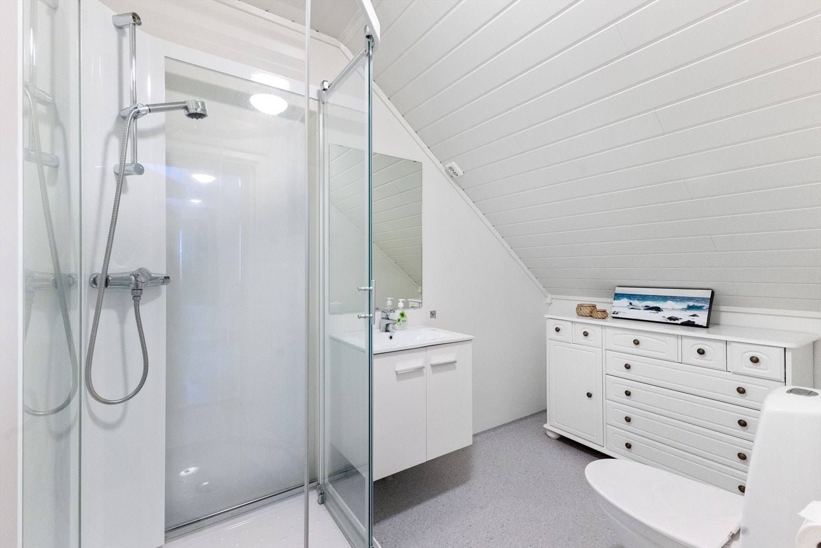 Bad nr. 2 med både wc, vask og dusjkabinett. Galleribilde