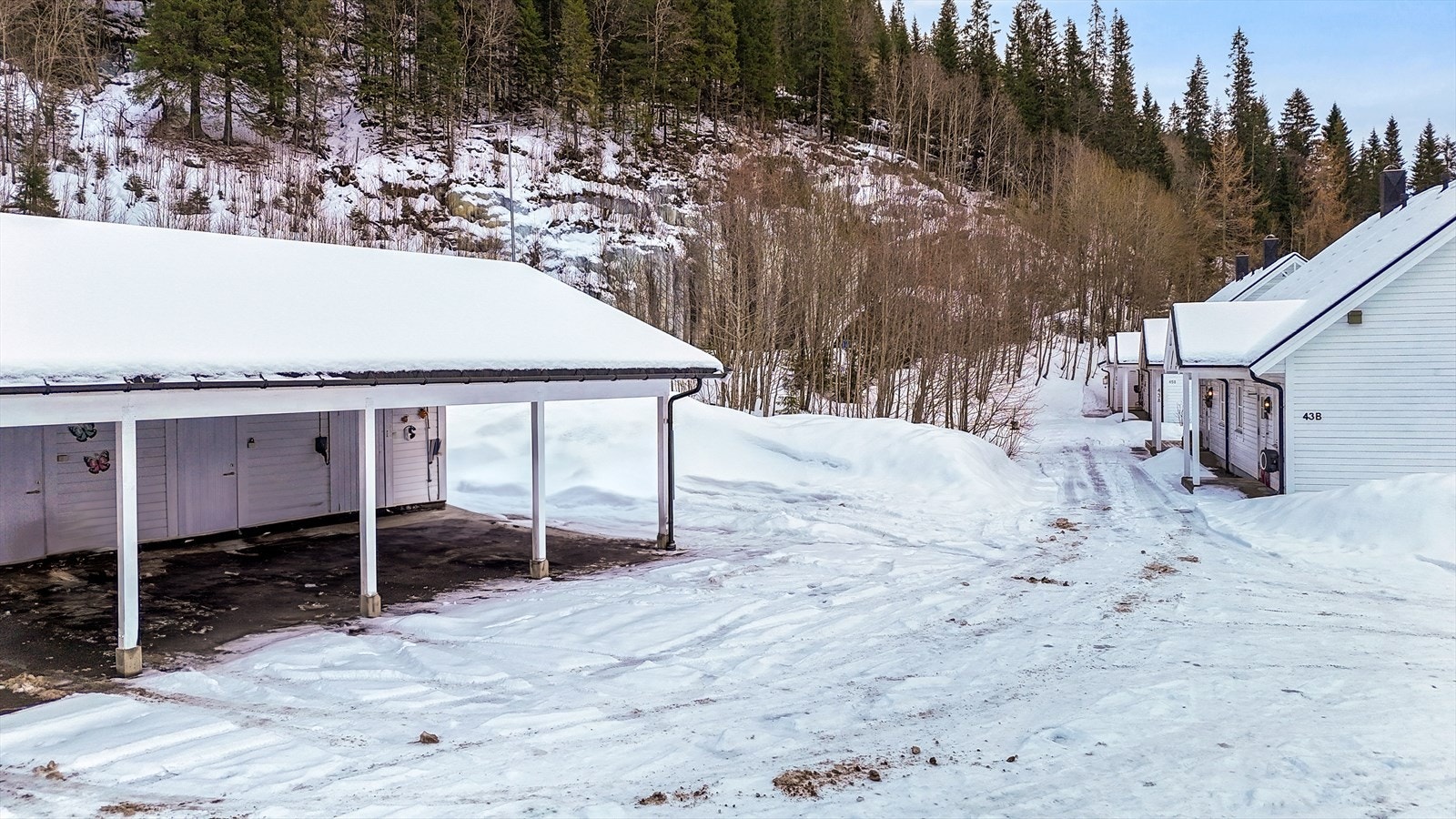 Det medfølger carport med el.bil lader og bod. Galleribilde