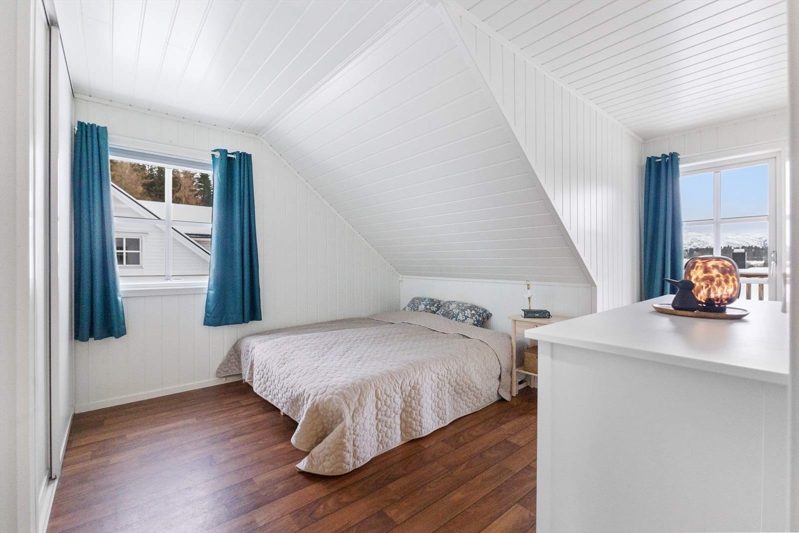 Soverom 1. Romslig av størrelse og med tilhørende skyvedørsgarderobe. Utgang til terrasse på ca. 5kvm herfra. Galleribilde