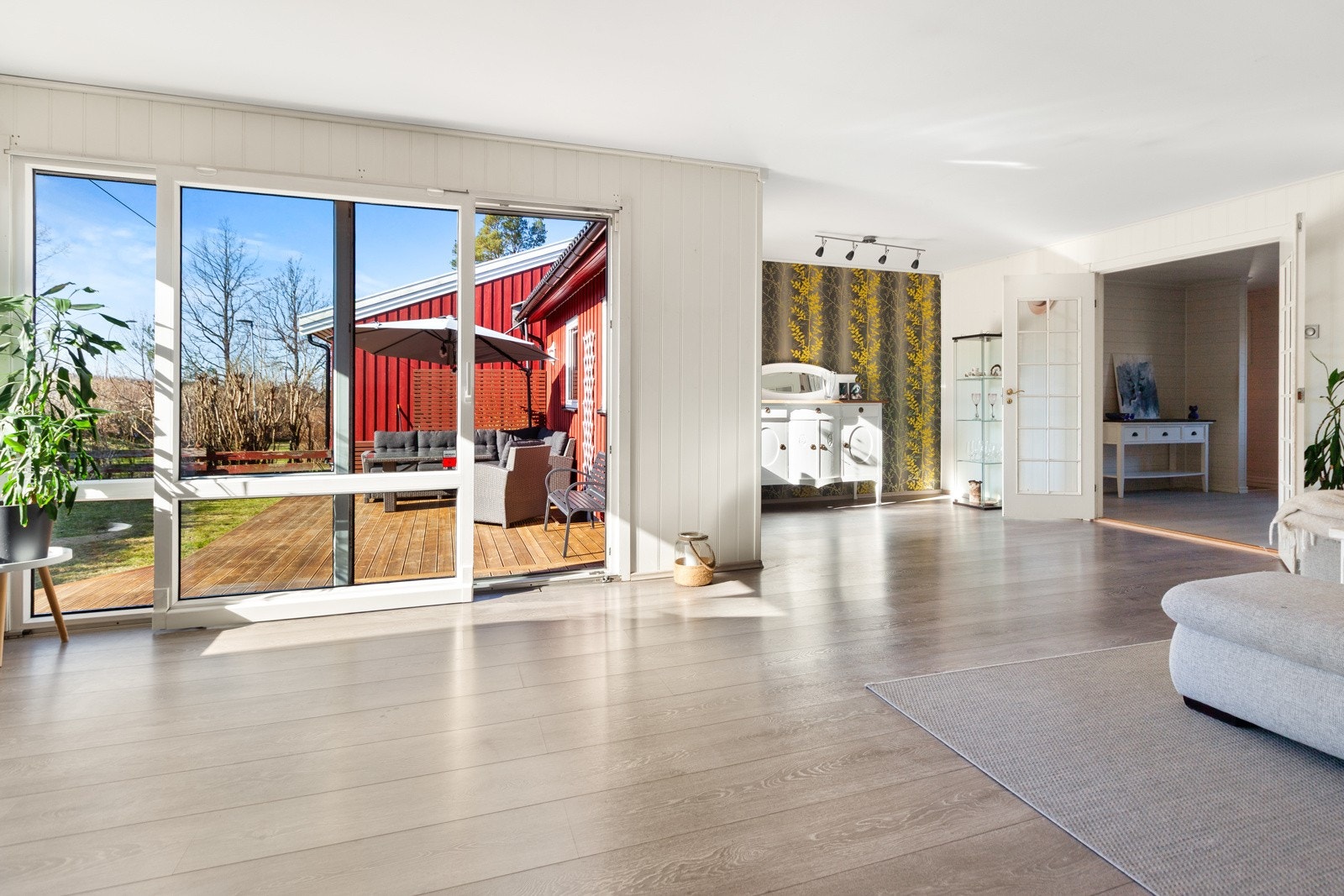 Oppvarming av boligen er basert på vedfyring, varmepumpe og varmekabler. Galleribilde