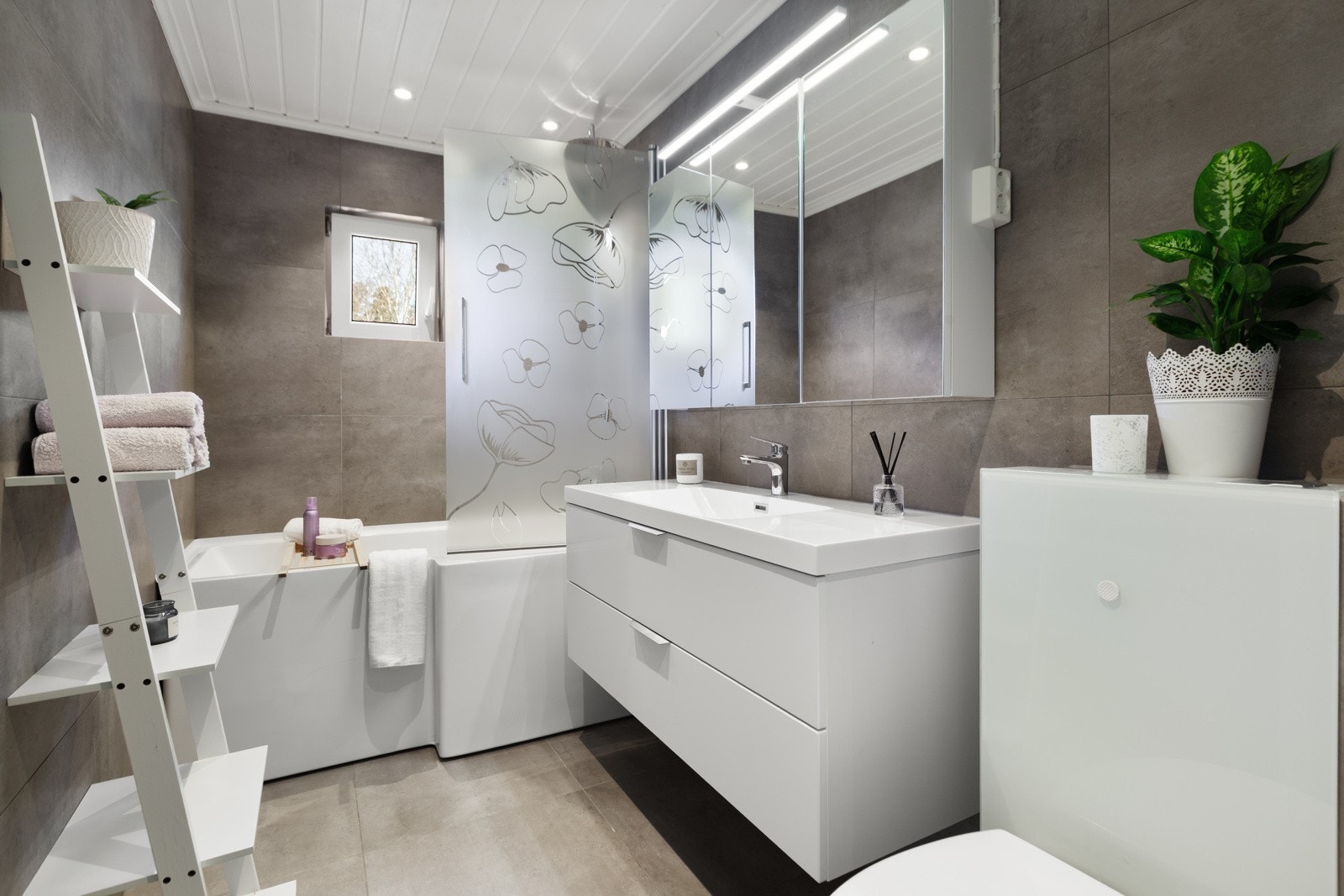 Det finnes 2 bad i boligen samt vaskerom - begge bad fra 2020. Galleribilde