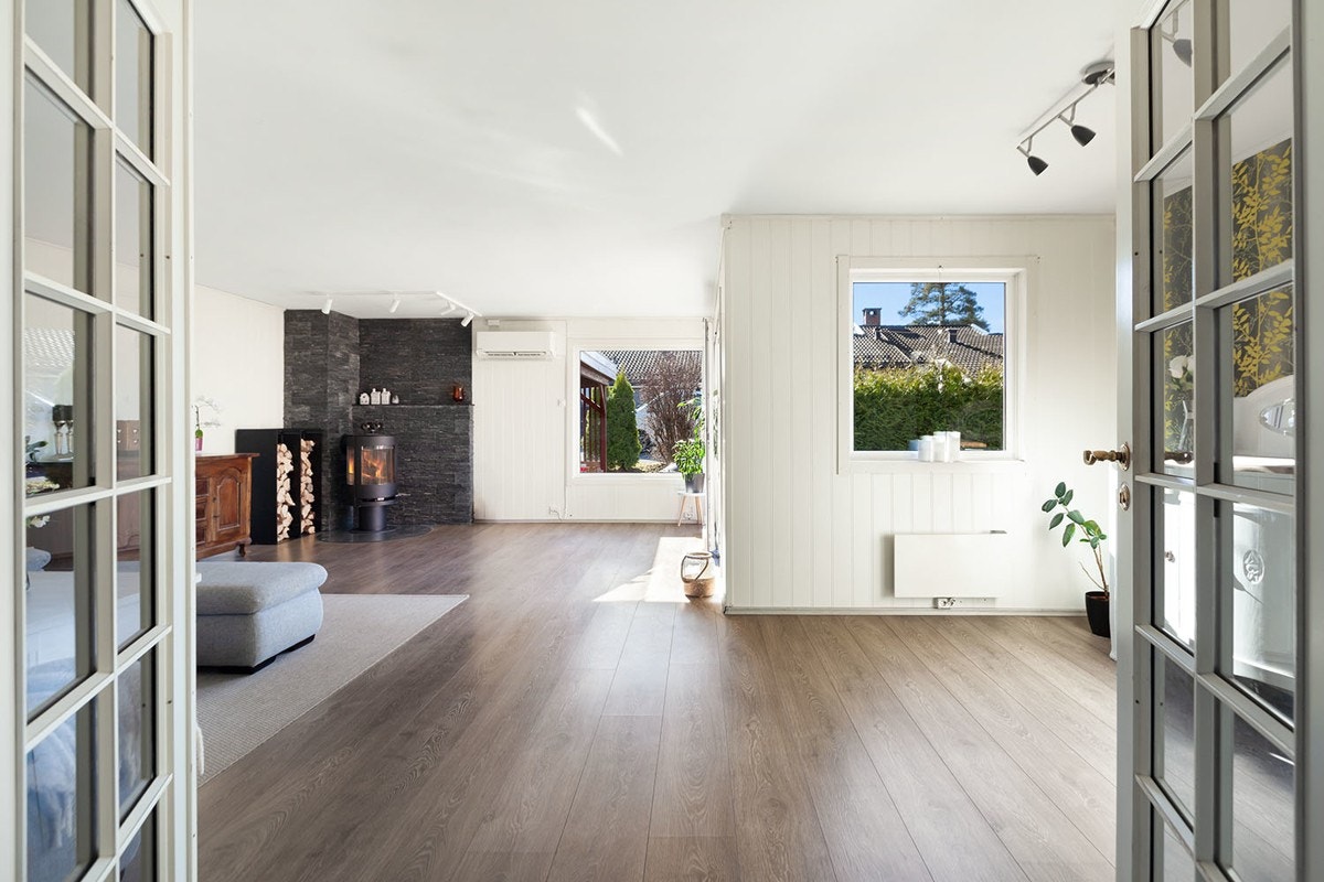 Stuen er luftig og møbleringsvennlig. Galleribilde