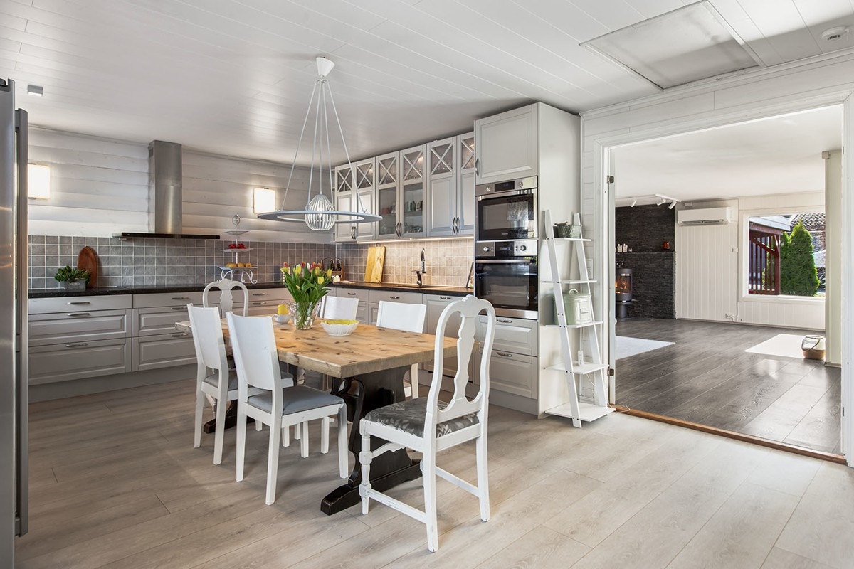 Boligen byr på store sosiale rom. Galleribilde