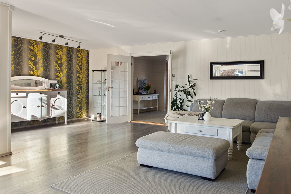 Boligen har gode lagringsmuligheter i boder, på loft og i garasje. Galleribilde