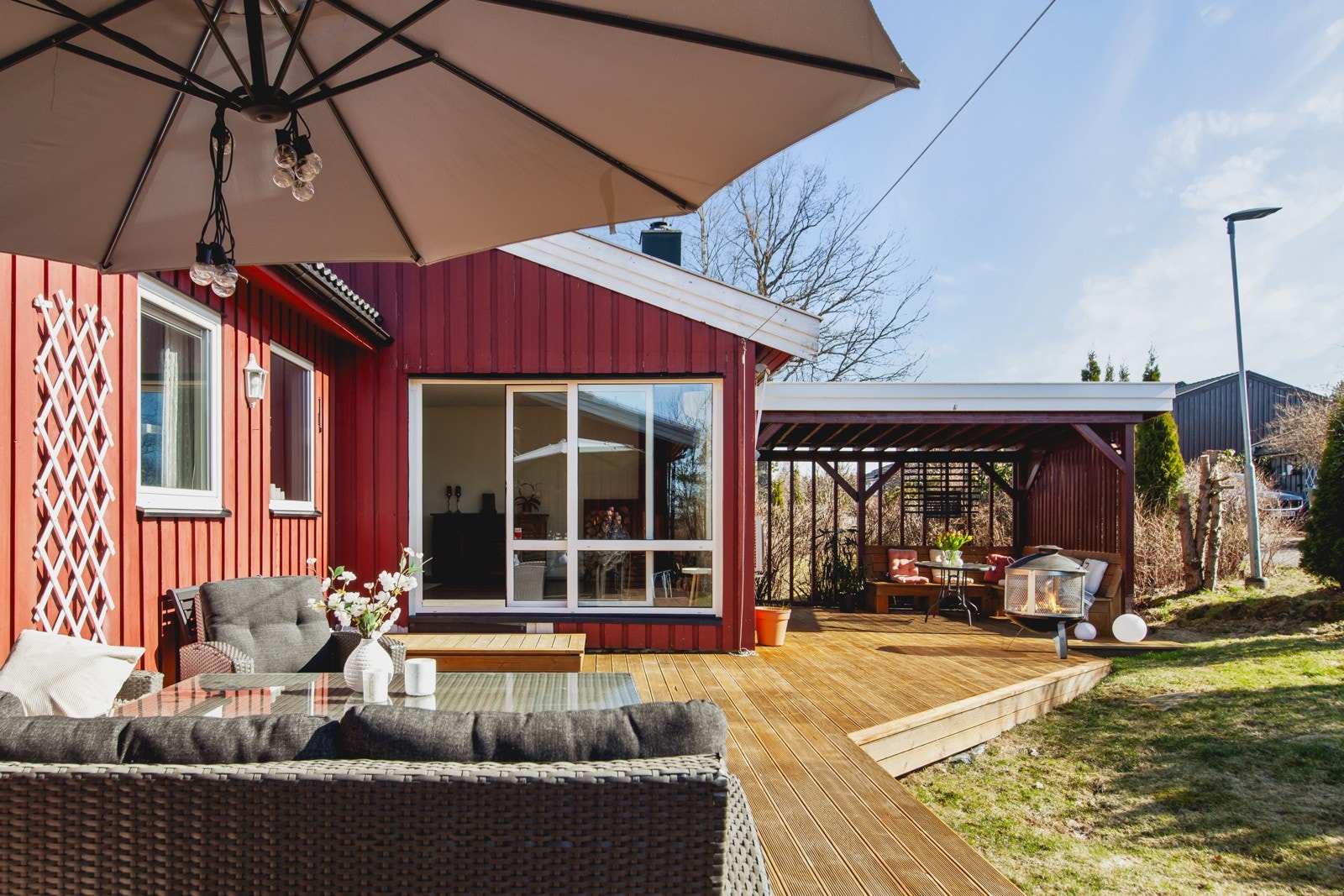 Boligen har flotte uteområder og solrik hage. Galleribilde