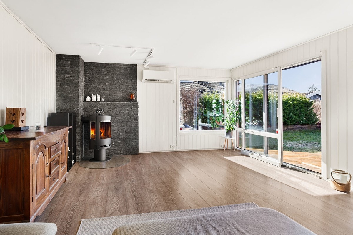 Fra stuen er det utgang til en solrik uteplass. Galleribilde